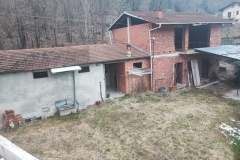 Brossasco-foto-capannone-e-cortile